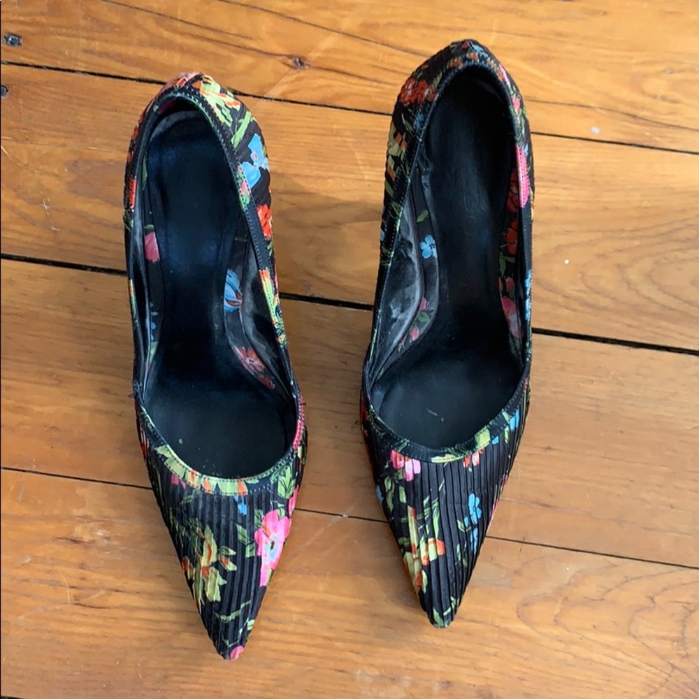 Also black pumps